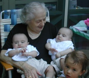 zoe-yiayia-twins2.jpg (17839 bytes)