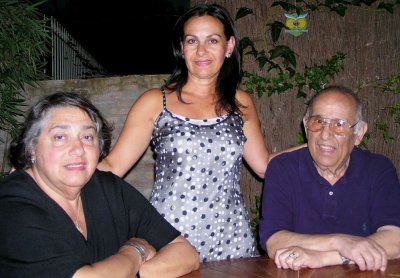 yiayia-pappou-chryssi.jpg (30914 bytes)